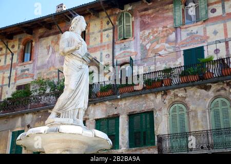 Statue de la Madonna Verona sur la Piazza delle Erbe, Italie Banque D'Images