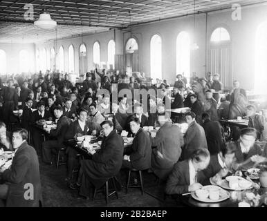 Corps civil de conservation (programme de création d'emplois): Roosevelt Forest Army ayant déjeuner. Banque D'Images