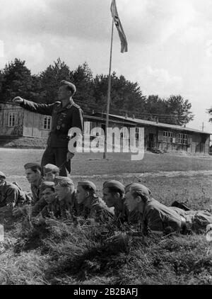 Hitler membres de la jeunesse lors d'un discours dans un camp militaire d'entraînement. Banque D'Images