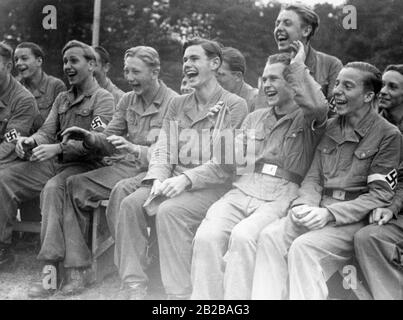 Les membres de la jeunesse d'Hitler regardent leurs pairs lors d'un exercice de vol. Banque D'Images