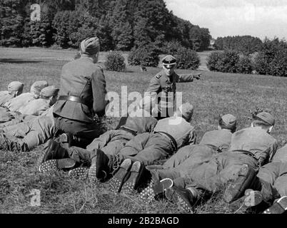 Les membres de la jeunesse Hitler lors d'un exercice dans un camp d'entraînement militaire. Banque D'Images