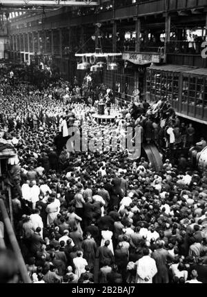 Regardez la salle de réunion de Siemens Dynamo Works lors du discours d'Adolf Hitler lors de la campagne pour l'élection du Reichstag du 11.12.1933 et le référendum sur le départ de la Ligue des nations. Banque D'Images