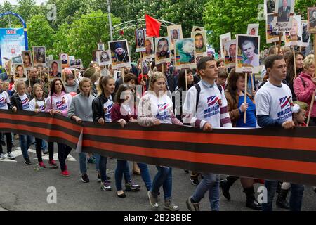 Donetsk - 9 mai 2015 : des citoyens avec des portraits de membres de la famille ont été tués dans le conflit dans l'est de l'Ukraine le mois de mars, à l'occasion de l'anniversaire de victor Banque D'Images