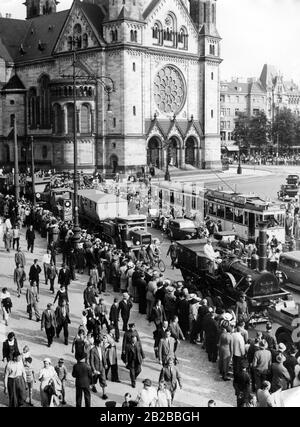 La réplique de la première locomotive allemande, la « Adler », traverse Berlin. Il passe devant l'église du Souvenir Kaiser Wilhelm et sera exposé à l'exposition 'Deutschland' dans les Halls d'exposition sur Kaiserdamm. De nombreuses personnes s'alignent sur le bord de la route et se défont de la locomotive. Un tramway circule en arrière-plan. Banque D'Images