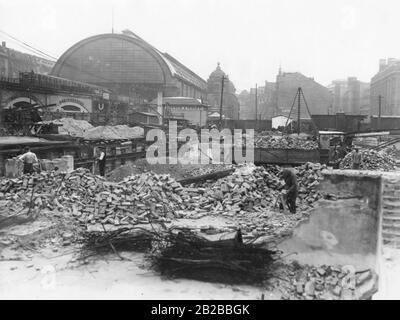 Travaux d'excavation pour un nouveau bâtiment en hauteur sur Alexanderplatz. Sur la gauche, la station S-Bahn. Banque D'Images