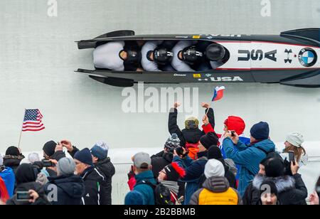 Altenberg, Allemagne. 29 février 2020. De l'ÉGLISE Hunter de gauche, JOSHUA WILLIAMSON, JAMES REED, KRISTOPHER HORN of USA rivalisent lors de la course bobsleigh de quatre hommes aux Championnats du monde de Bobsleigh et Skeleton à Altenberg, Allemagne, le 29 février 2020. Crédit: Ondrej Hajek/Ctk Photo/Alay Live News Banque D'Images