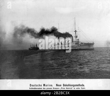 Le gros croiseur allemand 'Prinz Heinrich' en haute mer pratique avec un bateau de vol une nouvelle méthode de prise en charge du charbon en haute mer. Ici, on tente de transférer les sacs à charbon du navire de transport vers le croiseur au moyen d'une connexion par câble métallique. Banque D'Images