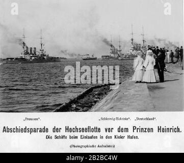 Manoeuvres de flotte de la flotte allemande de haute mer à Kiel à l'occasion de l'adieu du prince Heinrich de Prusse, le frère de Wilhelm II Les passants sont debout sur le quai. Les navires entrent dans le port de Kiel. Banque D'Images