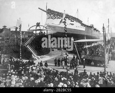 À l'occasion du lancement de la « SMS Hannover », de nombreuses marines et invités se réunissent dans le port pour regarder le lancement du paquebot de la Marine impériale. Le navire appartient à la classe Deutschland et faisait partie du deuxième Escadron de la flotte de haute mer de la première Guerre mondiale Banque D'Images