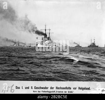 Navires du premier et deuxième Escadron de la flotte impériale allemande de haute mer au large de Helgoland en juin 1914. En face se trouve le navire-phare "Friedrich der Grosse", un grand navire de la classe Kaiser, qui était en service de 1912 à 1919. En 1919, elle s'est sabordé dans Scava Flow. Banque D'Images