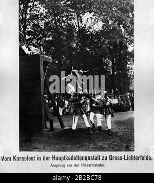 Lors d'un événement de la Hauptkadettenanstalt (école principale de cadets) dans Gross-Lichterfelde un cadet en sauts uniformes du mur de remontée et est pris par ses camarades. Banque D'Images