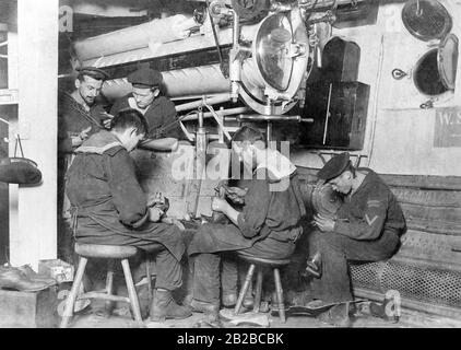 La photo montre un atelier de cordonnier à bord d'un navire de guerre allemand de la Marine impériale. Banque D'Images