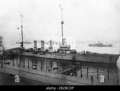 Le SMS Regensburg, un croiseur léger de la Marine impériale dans le port de Kiel. De là, le soulèvement des marins de novembre 1918 contre la poursuite de la guerre a commencé. Ici aussi, les représentants du gouvernement de Berlin ont négocié avec les marins mutins. Banque D'Images