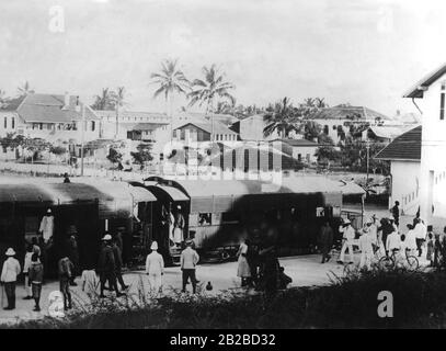 Le sous-secrétaire Friedrich von Lindequist lors de sa tournée d'information à travers l'Afrique de l'est allemande. Sur la photo, il est en conversation avec le gouverneur de la gare de Dar es Salaam. Banque D'Images