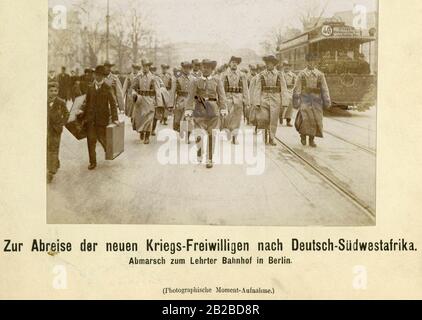 Des volontaires de guerre se sont mis en route vers la gare de Lehrter à Berlin pour leur déploiement en Afrique du Sud-Ouest allemande contre l'Herero rebelle. Les soldats sont habillés de nouveaux uniformes coloniaux. Banque D'Images