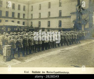 Les équipes du corps expéditionnaire maritime retournant de l'Afrique du Sud-Ouest allemande dans la cour de baraques de Kiel. Entre 1904 et 1906, il y a eu de violents affrontements entre les officiels coloniaux allemands et le Herero indigène en Namibie d'aujourd'hui. Banque D'Images