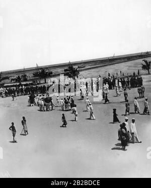 Arrivée de la Schutztruppe allemande à Kilwa en Afrique du Sud-est allemande. Après deux années de combats, le gouverneur allemand Hermann von Wissmann a vaincu les soulèvements locaux. La photo montre l'un des derniers épisodes du soulèvement, l'expédition contre Hassan bin Omari. Banque D'Images