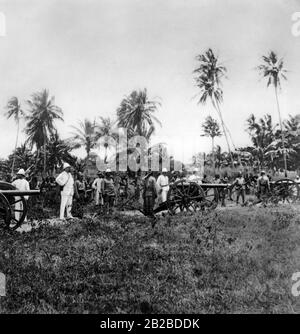 Soldats et officiers de la Schutzgruppe allemande en Afrique de l'est à une base de canon. La photo n'est pas datée. Banque D'Images