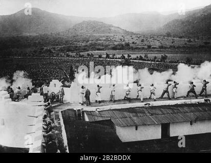 Troupes coloniales allemandes en Afrique de l'est lors d'un exercice de combat sur la route de caravane vers le lac Tanganyika en Namibie, aujourd'hui. La photo n'est pas datée. Banque D'Images