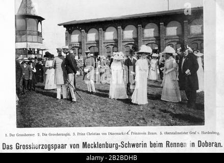 Friedrich Franz IV, Grand-duc de Mecklembourg Schwerin, (1ère de gauche) en conversation avec le prince Christian, plus tard roi du Danemark (2ème de gauche), en visite à la course de cheval à Doberan (depuis 1921 Bad Doberan). Aussi reconnaissable sur la photo: Sa femme Alexandra de Hanovre et Cumberland, la Grande duchesse de Mecklembourg-Schwerin (3ème de droite), la princesse Reuss (2ème de droite) et le comte Equerry de couronne von Hardenberg (1ère de droite)). Banque D'Images