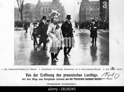 Invités sur le chemin de la cathédrale au palais royal de Potsdam, où le discours du trône sera lu et le parlement d'Etat prussien sera officiellement ouvert. De gauche à droite Ritterschaftsdirektor Guenther von Pappritz (1), le commandant de la 4ème Brigade d'infanterie des gardes, Le Général Hermann von Krosigk (2) et le adjoint Reiner Goerlitz (3). Banque D'Images