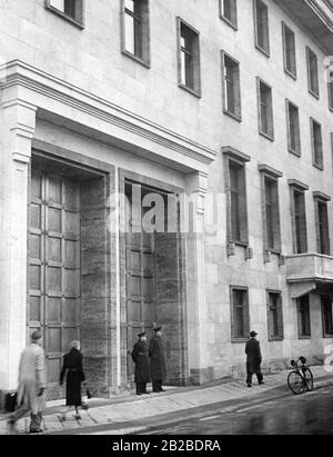 Les hommes SS se tiennent devant l'entrée de l'extension de la Chancellerie du Nouveau Reich à Berlin. Banque D'Images