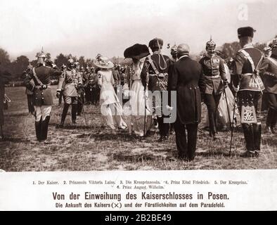 De gauche à droite : l'empereur Guillaume II, la princesse Victoria Louise, la princesse Cecilie, le prince Eitel Friedrich (porte l'uniforme du premier Régiment Hussar no 1), le prince héritier Wilhelm et le prince August Wilhelm (porte l'ordre de l'aigle noir (Schwarzer Adlerorden)) entourés d'officiers le 21 août 1910. Ils arrivent au terrain de parade pour l'inauguration du nouveau château impérial de Poznan. Banque D'Images