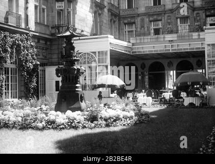 Jardin et terrasse de l'Hôtel Adlon à Berlin. Banque D'Images