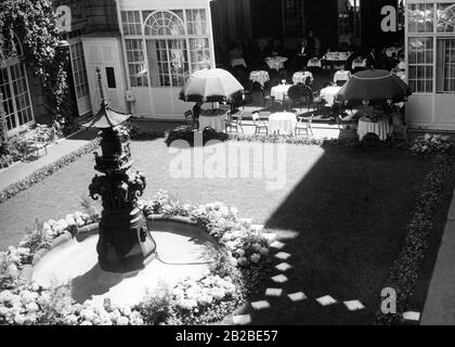 Jardin et terrasse de l'Hôtel Adlon à Berlin. Banque D'Images