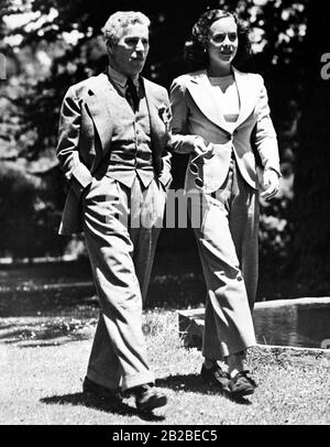 Charlie Chaplin, acteur, avec Paulette Goddard, sa deuxième épouse en vacances en Californie. Banque D'Images