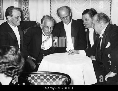 Le chef d'orchestre Wilhelm Furtwängler (centre), Hans Pfitzner (deuxième à droite) et le Reichsministre allemand Walter Funk (à droite) lors d'une réception à l'hôtel Adlon à Berlin. Wilhelm Furtwaengler, Allemagne Banque D'Images