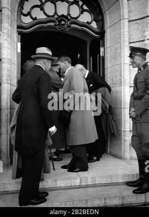 Adolf Hitler et le vice-chancelier Franz von Papen (à gauche) à l'entrée de la propriété Neudeck dans l'ancienne Prusse de l'est. Gut Neudeck était en possession du président Reich Paul von Hindenburg jusqu'à sa mort en 1934. Banque D'Images