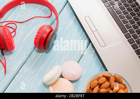 ordinateur portable ouvert avec, marshmallows et casque rouge Banque D'Images