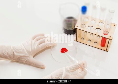 la main du médecin travaille avec un échantillon de sang, de flacon et de flacon Banque D'Images