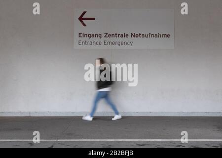Berlin, Allemagne. 02 mars 2020. Une pancarte à la salle d'urgence de la Charité. Le premier cas positif du nouveau coronavirus a été confirmé à Berlin. L'homme avait d'abord atteint la salle d'urgence de la Charité avec des symptômes atypiques. Il est maintenant traité dans un service d'isolement à la clinique Virchow de la Charité. Crédit: Jörg Carstensen/Dpa/Alay Live News Banque D'Images