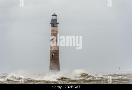 Une tempête approche pumelle le phare historique de Morris Island près de Charleston Caroline du Sud. Banque D'Images