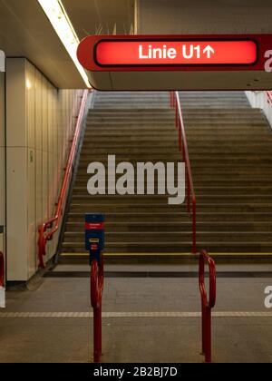 Vienne, Autriche - 04/29/2019: Entrée d'une station de métro ligne 1 à Vienne, Autriche Banque D'Images