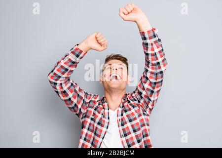 Heureux heureux heureux heureux heureux homme triomphant avec des mains levées Banque D'Images