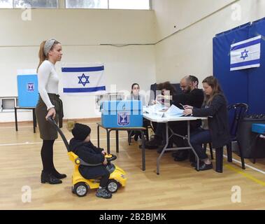 Jérusalem, Israël. 02 mars 2020. Une femme israélienne attend de recevoir son bulletin de vote pour les élections parlementaires dans un bureau de vote à Jérusalem, le lundi 2 mars 2020. Les Israéliens votent à la troisième élection en moins d'un an. Photo par Debbie Hill/UPI crédit: UPI/Alay Live News Banque D'Images