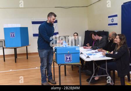 Jérusalem, Israël. 02 mars 2020. Un israélien a voté pour l'élection parlementaire dans un bureau de vote à Jérusalem, le lundi 2 mars 2020. Les Israéliens votent à la troisième élection en moins d'un an. Photo par Debbie Hill/UPI crédit: UPI/Alay Live News Banque D'Images