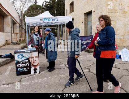 Jérusalem, Israël. 02 mars 2020. Les Israéliens passent un site de campagne pour Benny Gantz à l'extérieur d'un bureau de vote à Jérusalem, le lundi 2 mars 2020. Les Israéliens votent à la troisième élection en moins d'un an. Photo par Debbie Hill/UPI crédit: UPI/Alay Live News Banque D'Images