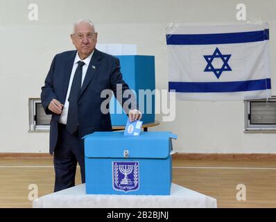 Jérusalem, Israël. 02 mars 2020. Le président israélien Reuven Rivling a voté pour l'élection parlementaire dans un bureau de vote à Jérusalem, le lundi 2 mars 2020. Les Israéliens votent à la troisième élection en moins d'un an. Photo par Debbie Hill/UPI crédit: UPI/Alay Live News Banque D'Images