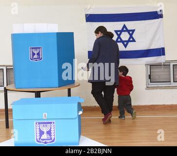 Jérusalem, Israël. 02 mars 2020. Un israélien et son fils vont préparer son bulletin de vote pour l'élection parlementaire dans un bureau de vote à Jérusalem, le lundi 2 mars 2020. Les Israéliens votent à la troisième élection en moins d'un an. Photo par Debbie Hill/UPI crédit: UPI/Alay Live News Banque D'Images