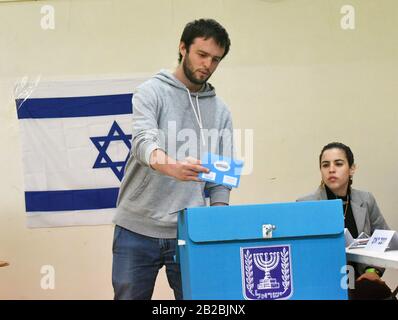 Jérusalem, Israël. 02 mars 2020. Un israélien a voté pour l'élection parlementaire dans un bureau de vote à Jérusalem, le lundi 2 mars 2020. Les Israéliens votent à la troisième élection en moins d'un an. Photo par Debbie Hill/UPI crédit: UPI/Alay Live News Banque D'Images