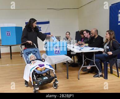 Jérusalem, Israël. 02 mars 2020. Un israélien a voté pour l'élection parlementaire dans un bureau de vote à Jérusalem, le lundi 2 mars 2020. Les Israéliens votent à la troisième élection en moins d'un an. Photo par Debbie Hill/UPI crédit: UPI/Alay Live News Banque D'Images