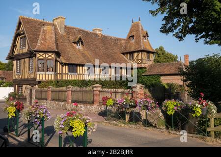 À Auge (Normandie, nord-ouest de la France) : manoir à colombages au coeur du village. Le bâtiment est enregistré comme un site historique national Banque D'Images