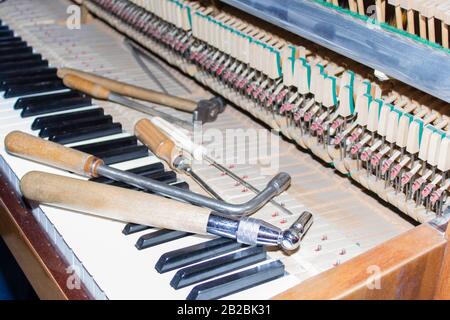 Vue détaillée du piano Vertical pendant un réglage. Banque D'Images