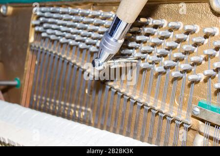 Vue détaillée du piano Vertical pendant un réglage. Banque D'Images