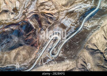 Vue aérienne de la route de montagne courbe de Qilian Banque D'Images