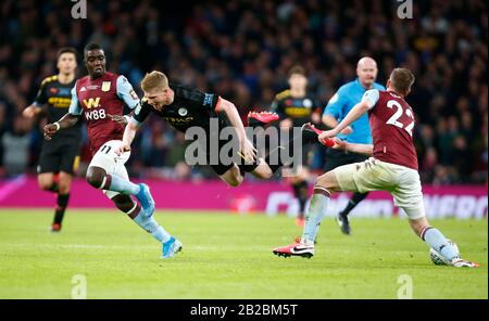 LONDRES, ROYAUME-UNI. Mars 01 Kevin de Bruyne de Manchester City est attaqué par Bjorn Engels d'Aston Villa lors de la finale de la coupe Carabao entre Aston Banque D'Images